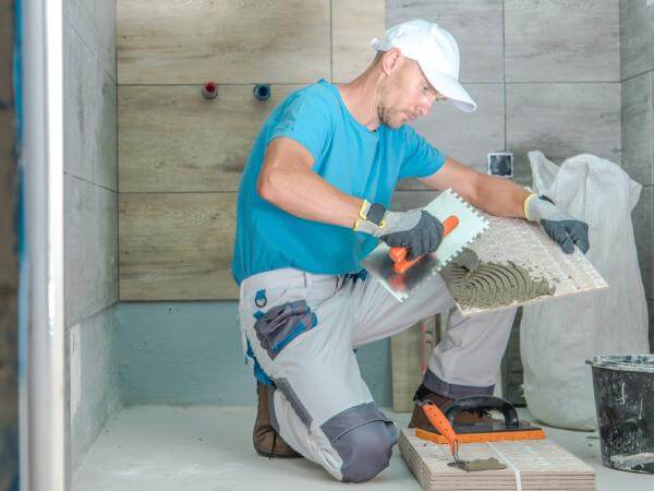 Un artisan carreleur à Strasbourg rénove une salle de bains.