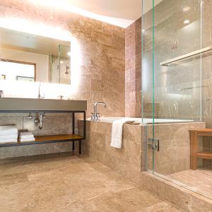 Une salle de bains rénovée par Carreleur Strasbourg.